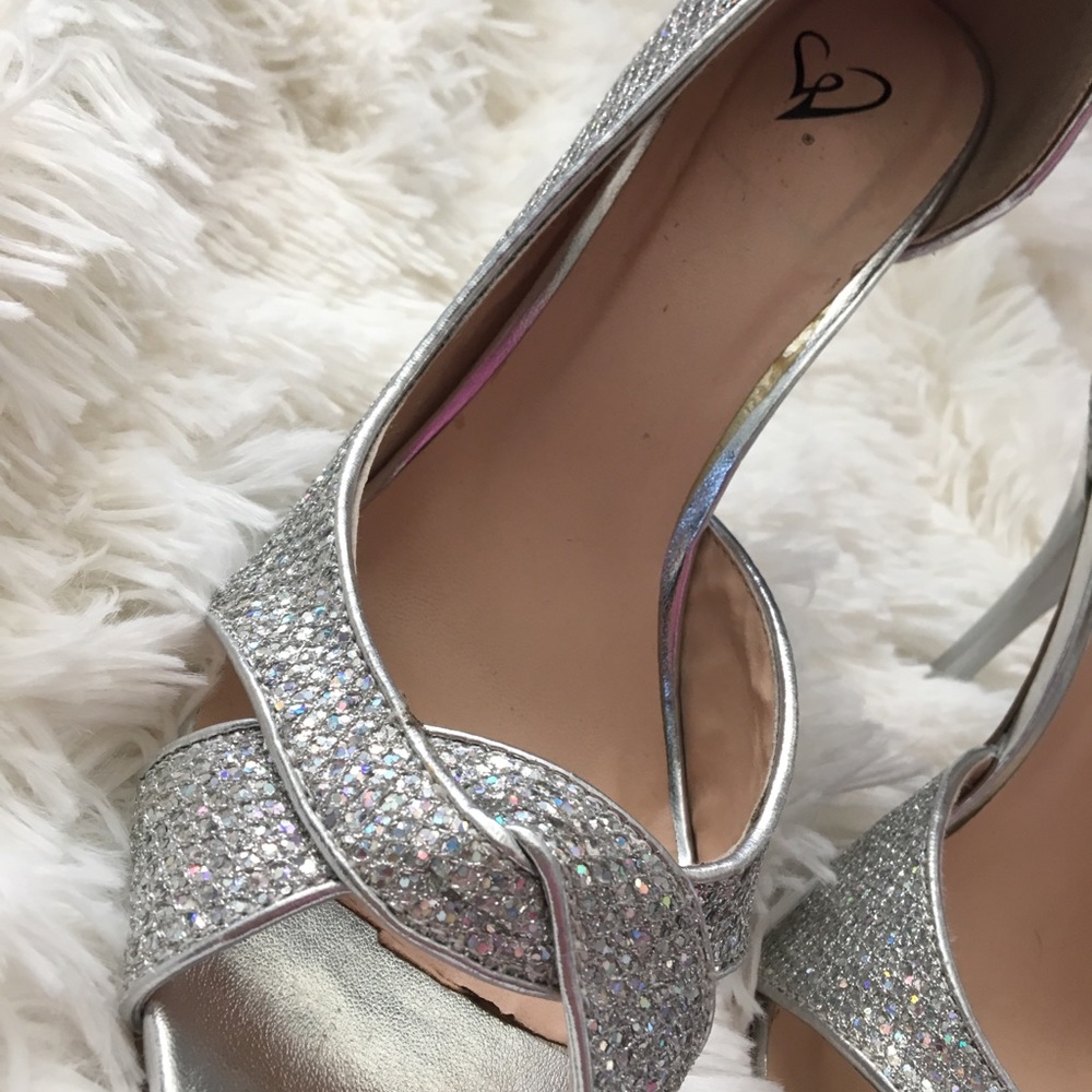 Silver Heels - Picture 5 of 5